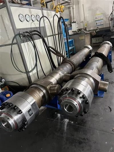 Duży cylinder hydrauliczny